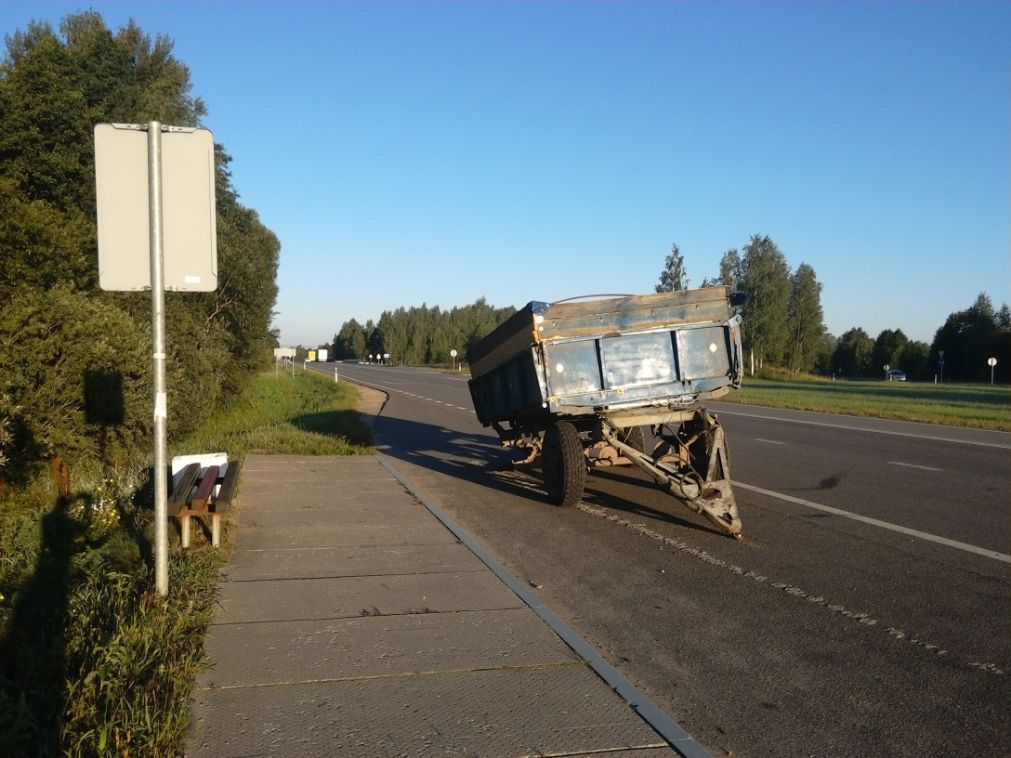 Javapjūtės krūvių neatlaiko priekabų ratai…