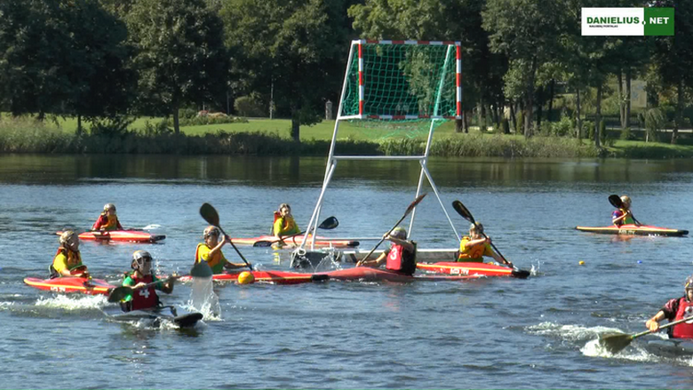 Daugų ežere ir vėl vyko varžybos, šįkart kanupolo – “Daugų taurė 2017” (video)