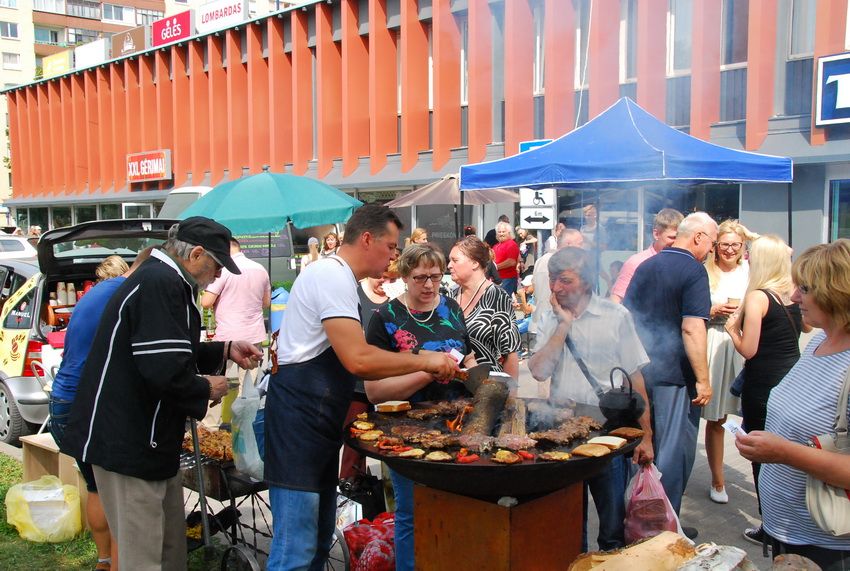 Luksnėniškis Stasys Guzevičius sukūrė universalų lauko grilį