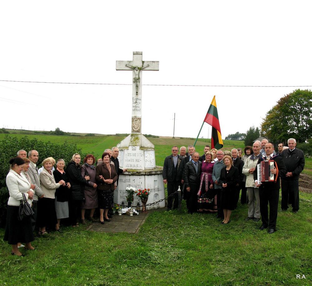 Krekštėnų kaimo žmonės minėjo savo kryžiaus 80-metį!