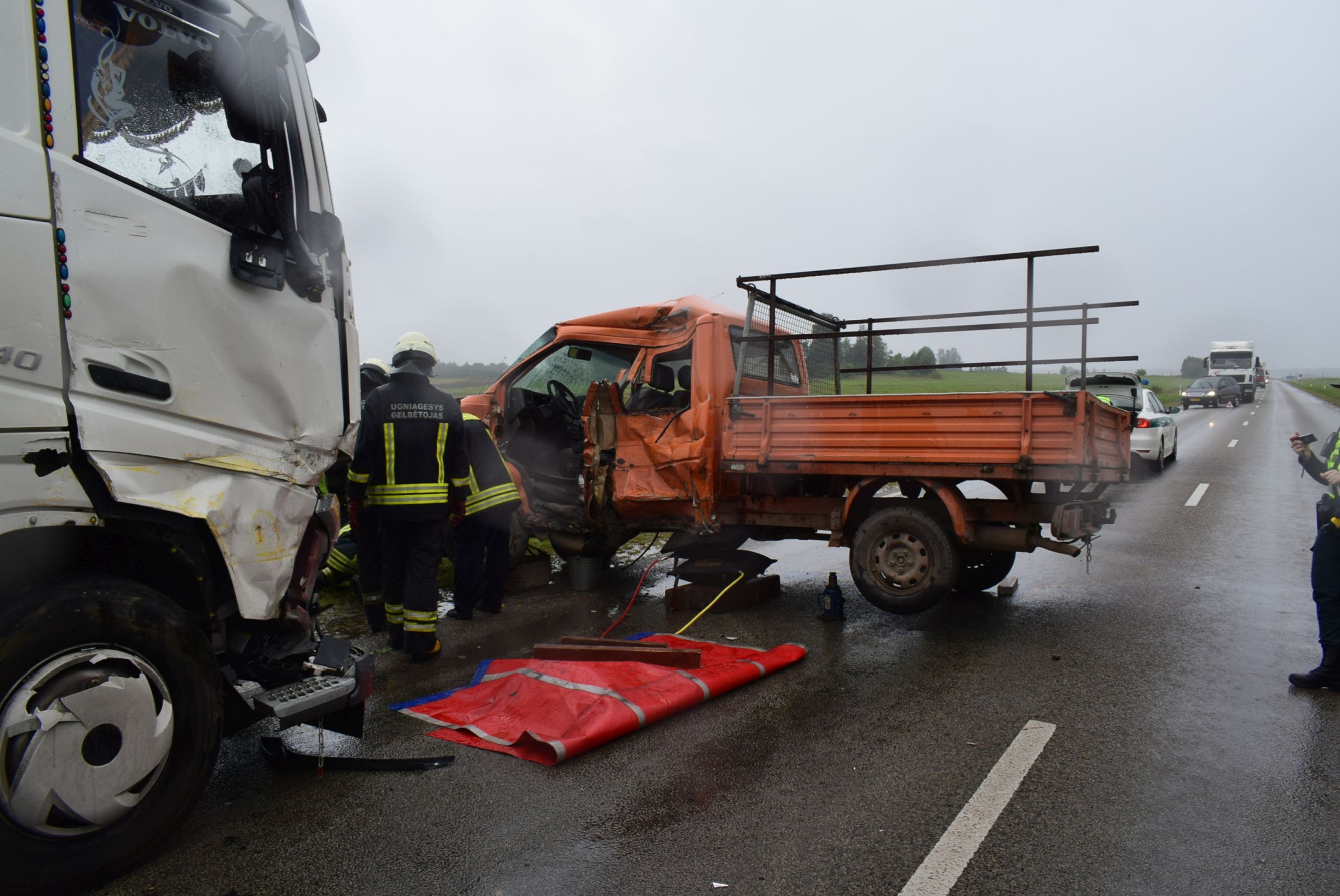 Netoli Punios susidūrė vilkikas ir “Transporteris” (foto)