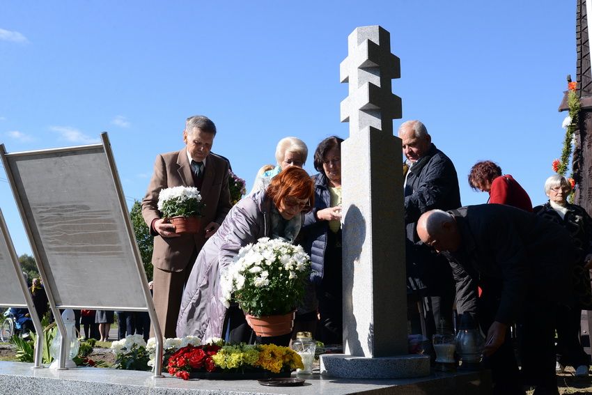 Mikalavo kaime pašventintas paminklinis kryžius žuvusiems partizanams (video+foto)