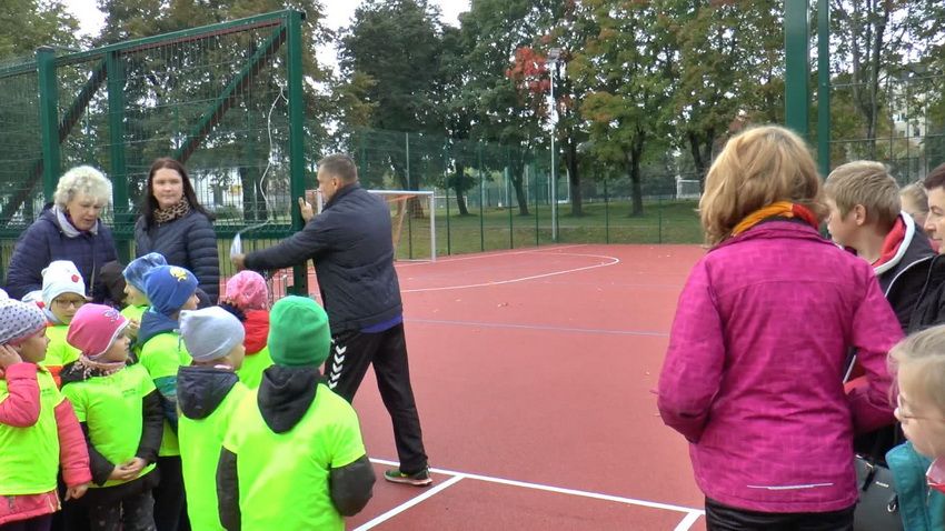 Alytaus Dzūkijos pagrindinėje mokykloje atidarytas sporto aikštynas (video)