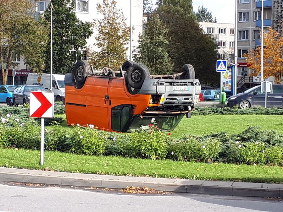 Apverstas automobilis vidury žiedo – ar matėt kada nors Alytuje originalesnę reklamą? (foto)