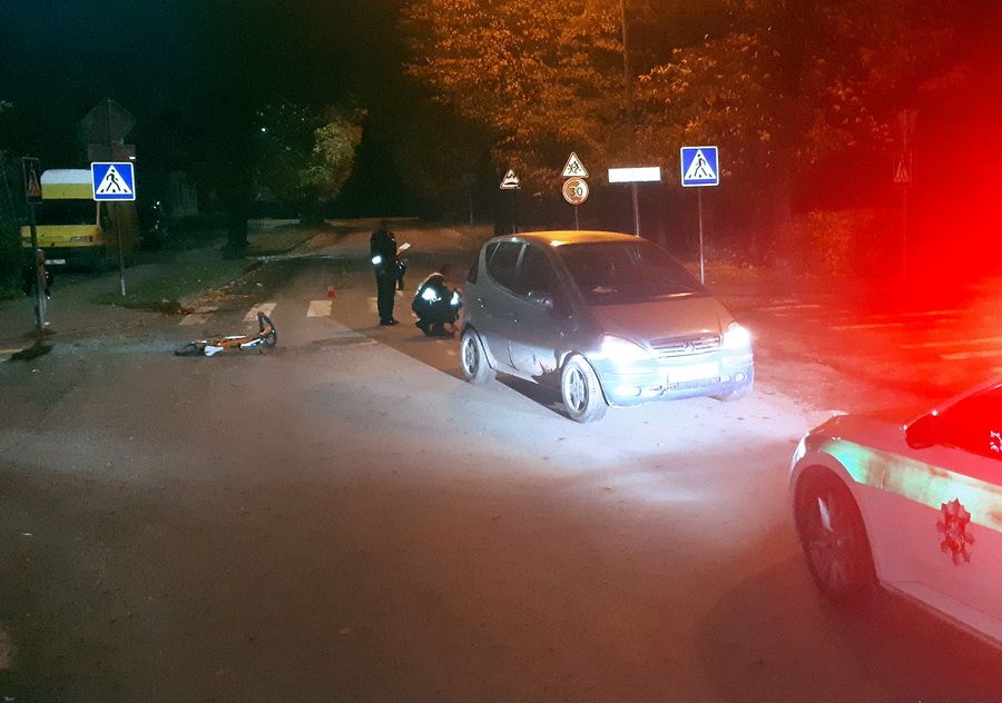 Dauguose 7 metų berniukas dviračiu atsitrenkė į moters vairuojamą “Mercedes” (foto)