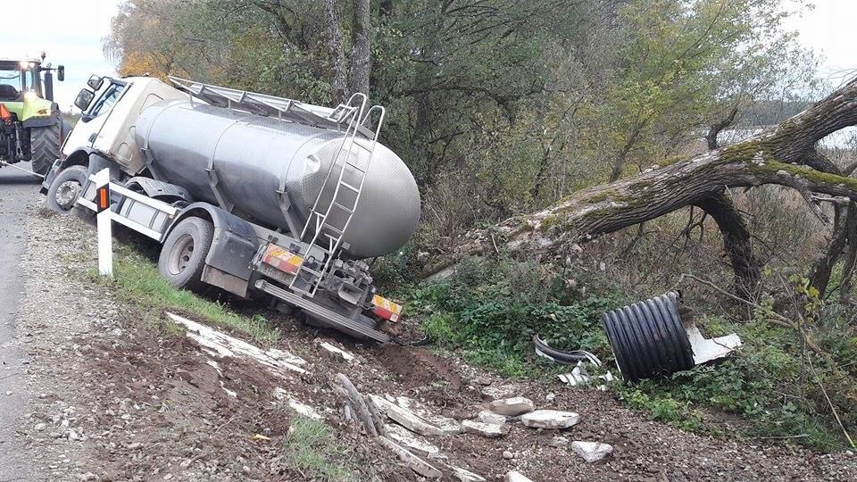Meškasalio-Daugų kelyje nuo kelio nuvažiavo pienovežis (foto)