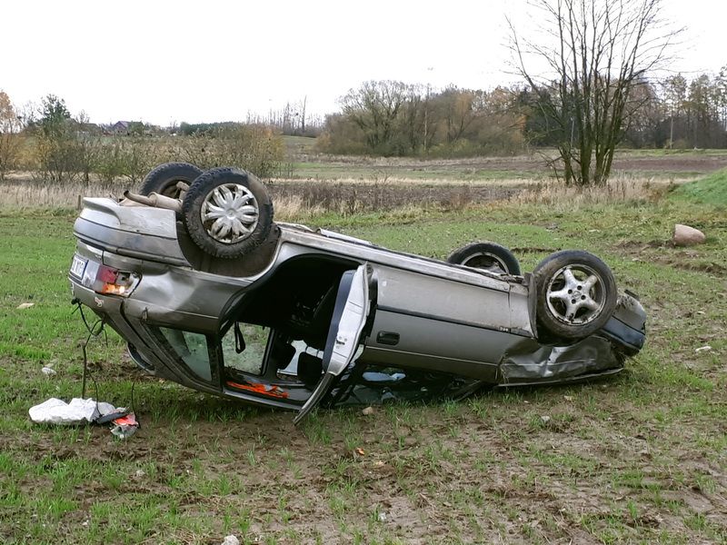Luksnėnų kelyje į javus nuvažiavo girto vairuojama” Opel” (foto)