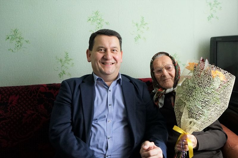 Šimto metų senolei sveikatos ir stiprybės netrūksta