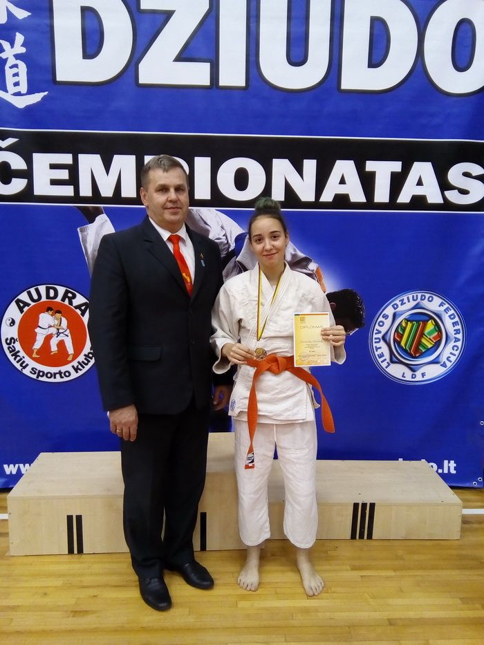 Raimonda Mažeikaitė Lietuvos mokinių jaunių dziudo čempionate trečia