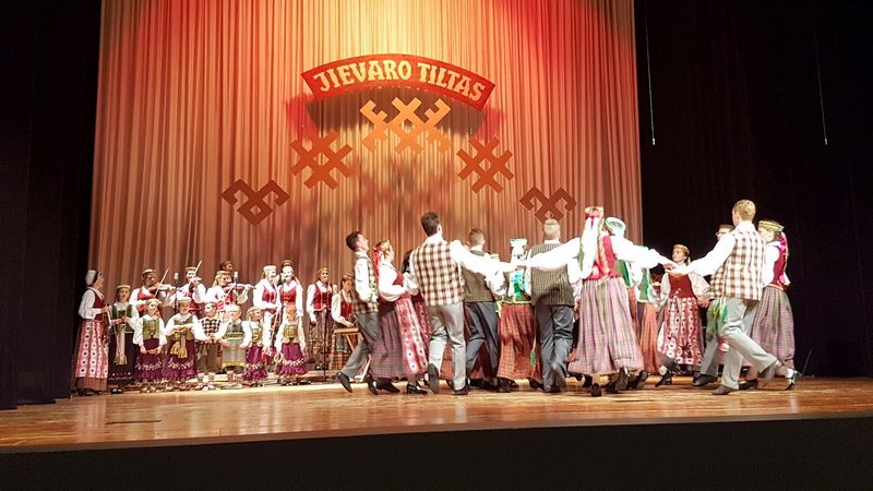 Sėkmingas Jaunimo centro dainų ir šokių ansamblio  „Tarškutis“ savaitgalis