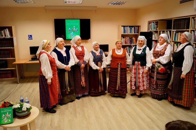 Varėnoje pristatyta knyga „Šoka šarka ir genys. Dzūkijos kaimo autentiški vaikų žaidimai“