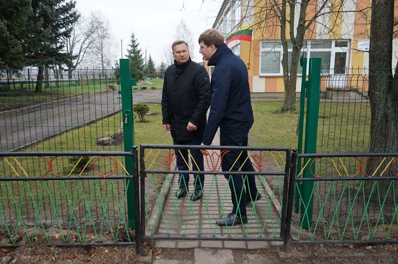 Atnaujinamos vaikų darželių tvoros