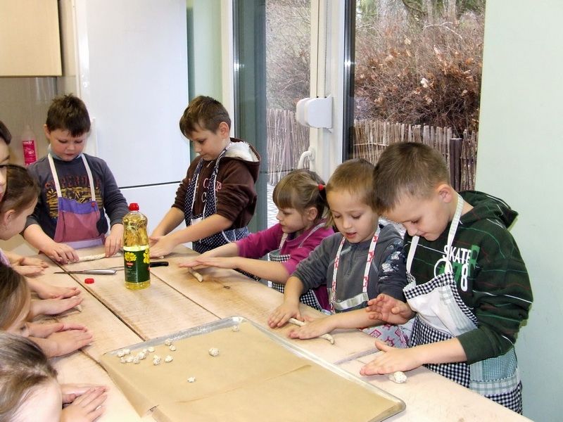 Edukacinė programa „Kūčiukų kepimas“  Pivašiūnų gimnazijos mažiesiems mokiniams