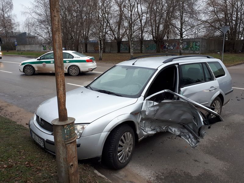 Alytaus Kalniškės gatvėje bandymas apsisukti baigėsi taranavimu į duris (foto)