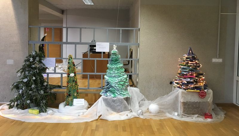 Krokialaukyje  suspindo keliasdešimt kalėdinių eglučių