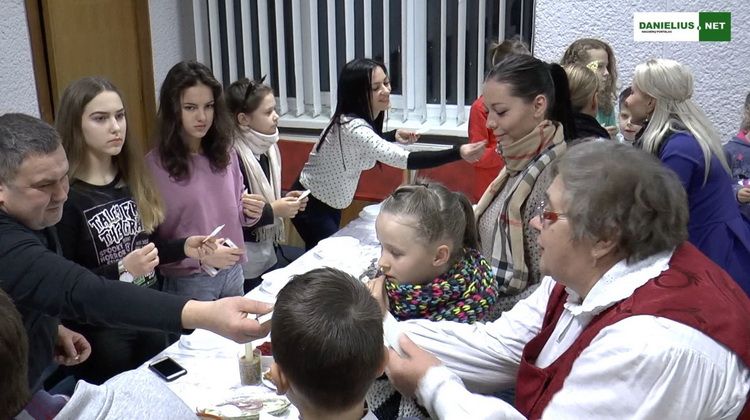 Alovėje žmonės tradiciškai ir vėl rinkosi į Kūčių vakarienę (video)