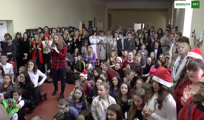 Kalėdinis karnavalas Daugų Vlado Mirono gimnazijoje-2017 (video)