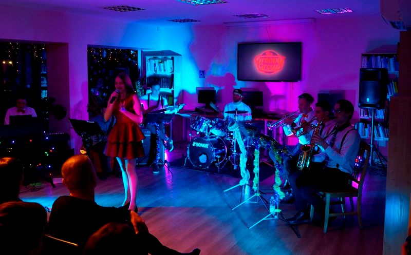 Jaunimo muzikos grupė “The groovy group” koncertavo Varėnos viešojoje bibliotekoje