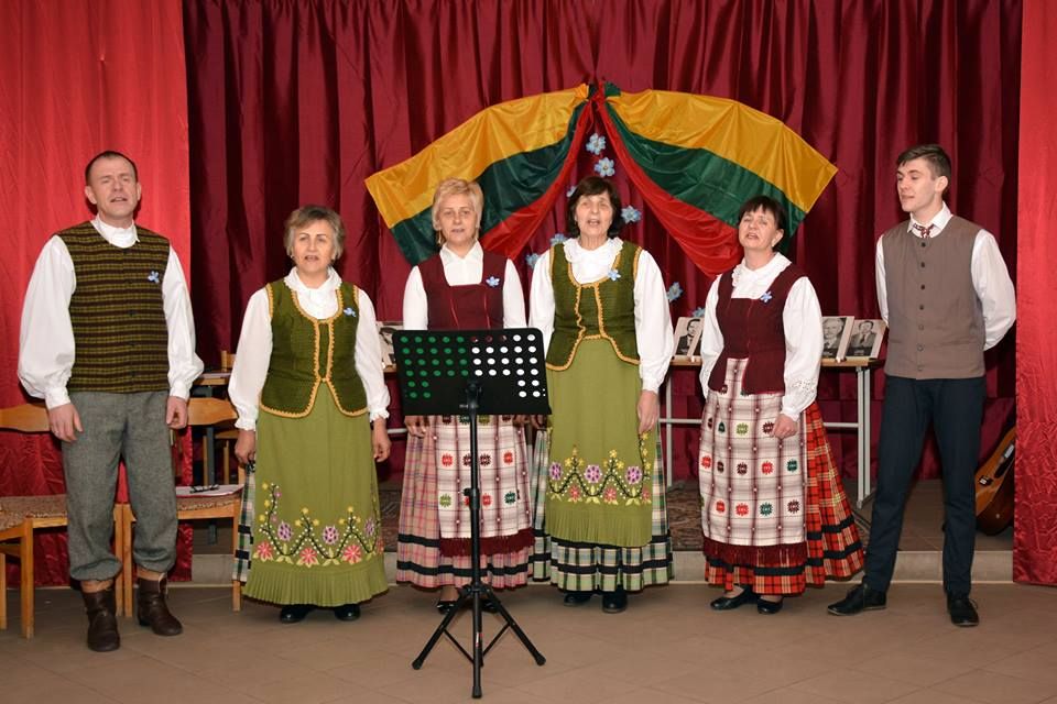 Poezijos ir dainų popietė Santaikoje „Sausio sniege Neužmirštuole pražysiu“ (foto)