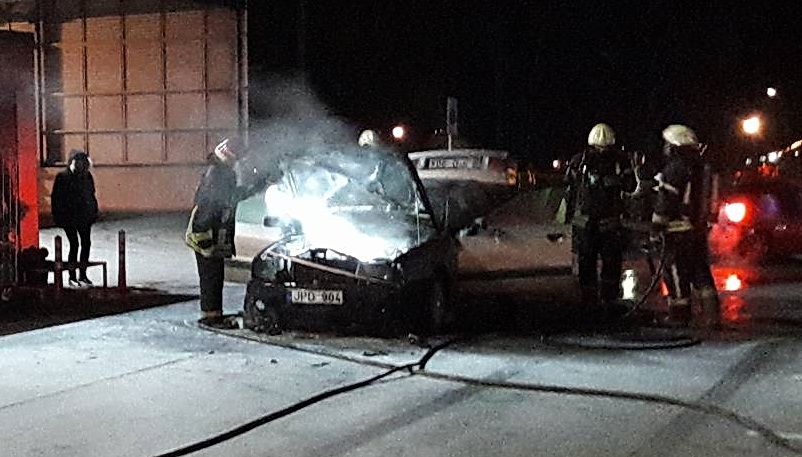 Alytaus “Maximos” aikštelėje degė lengvasis automobilis (foto)