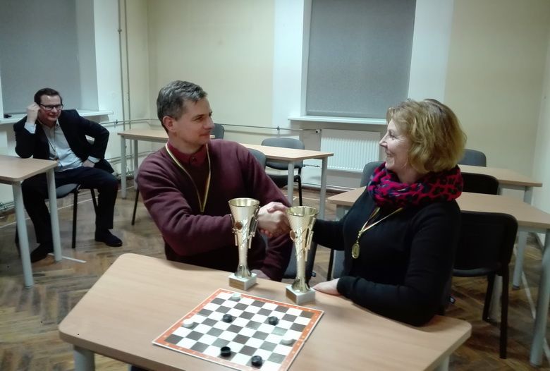 Linksmos ir turiningos Daugų “Artom” šaškių taurės varžybos (video)