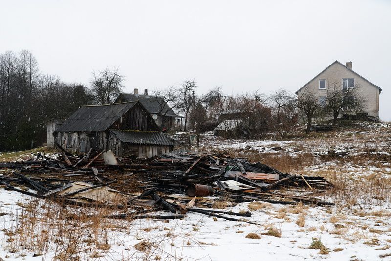 Prie Daugų gesinant gaisrą įtariamas padegėjas pavogė gaisrinės viršininko nuosavą džipą (foto)