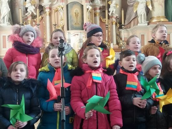 Vasario 16-ąją Daugų Vlado Mirono gimnazijos bendruomenės kolektyvas paminėjo bažnyčioje (foto)