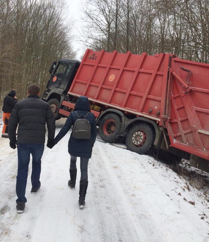 Šiukšles vežęs sunkvežimis užtvėrė Rumbonių kaimo maldininkus (foto)