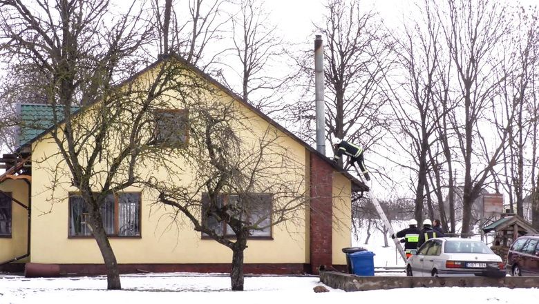 Dėl užsidegusio kamino į Daugus suskubo gausios spec. tarnybų pajėgos (foto)