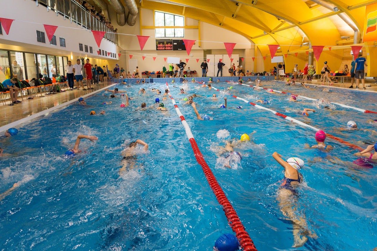 „Neptūno dieną“ daugiavaikės šeimos nemokamai pramogaus Varėnos baseine