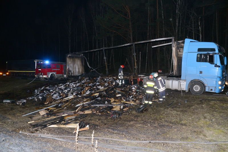Daugų kelyje sudegė sunkvežimio priekaba su kroviniu (foto)