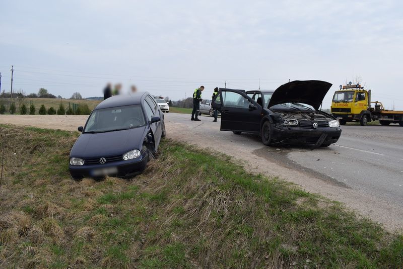 Po Golfų susidūrimo Ūdrijos kelyje, nukentėjusi mergaitė išvežta į Kauno klinikas (foto)
