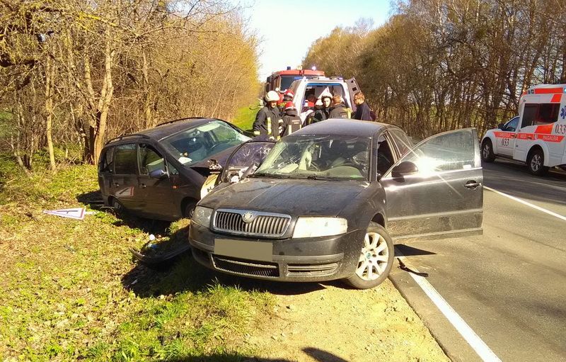 Alytaus – Kauno kelyje susidūrė Škoda Superb ir VW Sharan automobiliai (foto)