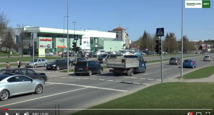 Alytuje prie IKI perėjos Mazda įvažiavo į Citroen automobilio galą (video)
