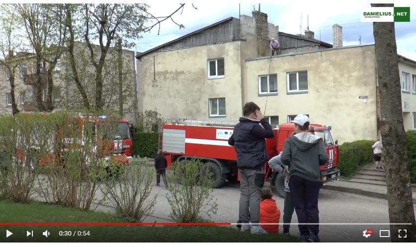 Į Daugus dėl dūmtraukio suvažiavo trys ugniagesių komandos (video)