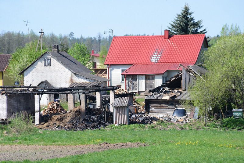 Trakų r. Dusmenų kaime degė ūkinis pastatas (foto)