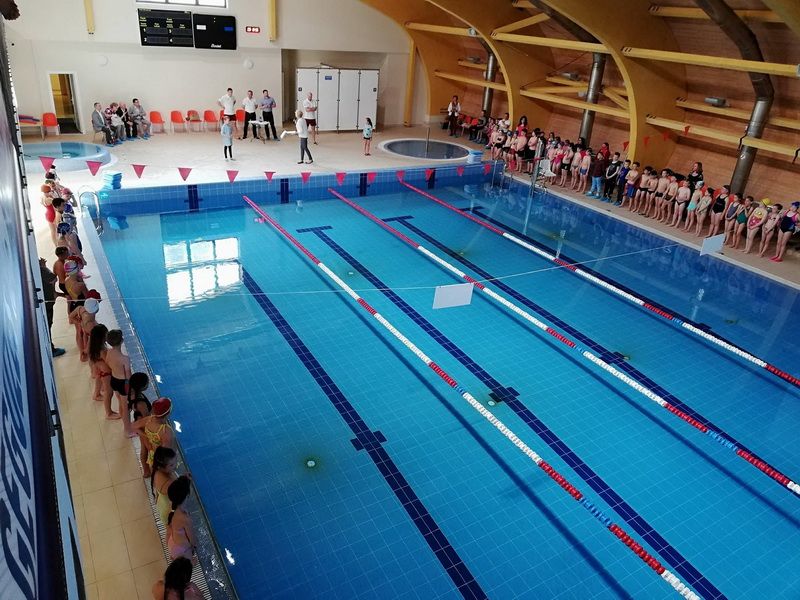 Varėnoje sėkmingai įgyvendintas antrokų plaukimo projektas (foto)