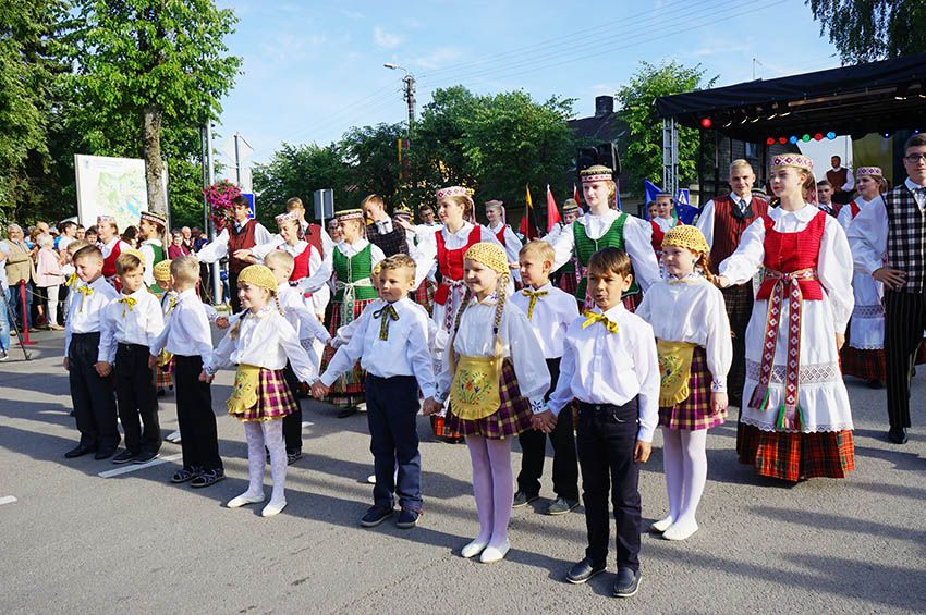 Valstybės dieną švęskime Dauguose!