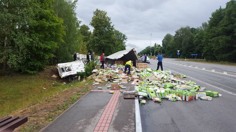 Prie Miroslavo žiedinės sankryžos apsivertė sultis vežęs Daf sunkvežimis (foto)