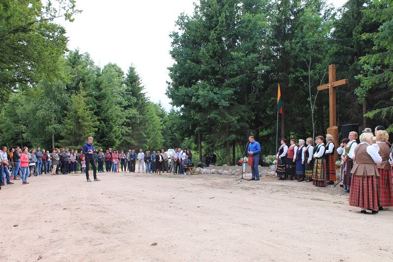 Varčios miške žuvusius partizanus primins ąžuolinis kryžius