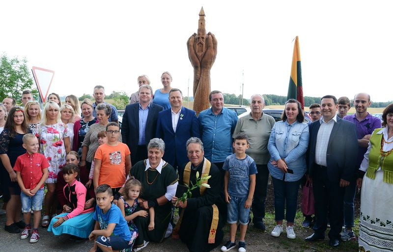 Užubalių kaimo bendruomenėje pastatyta Lietuvos šimtmečio skulptūra  (foto+video)