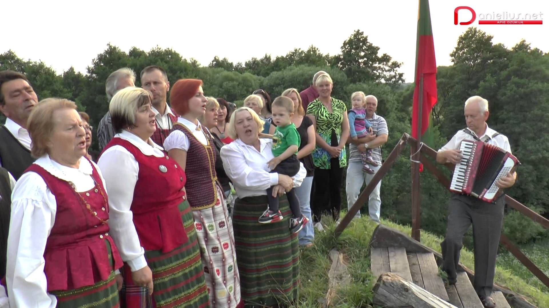 Alovės bendruomenė liepos 6-ąją valstybės himną gieda ant Poteronių piliakalnio (video)