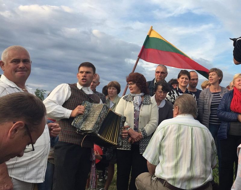 Ant Rumbonių piliakalnio buvo giedamas valstybės himnas (video)
