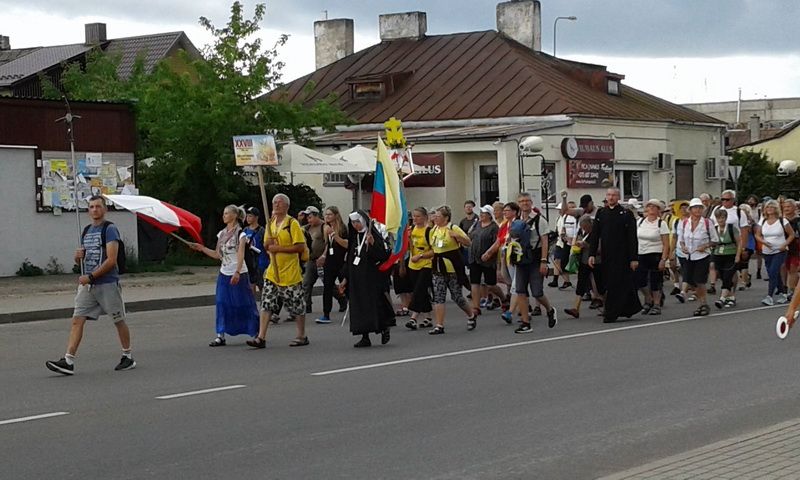 Lenkijos maldininkai pro Varėną pėsčiomis keliauja į Vilnių (foto)