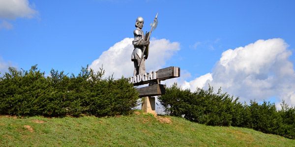 Dauguose, paleidus dujinio revolverio šūvį, į areštinę uždaryti abu sutuoktiniai