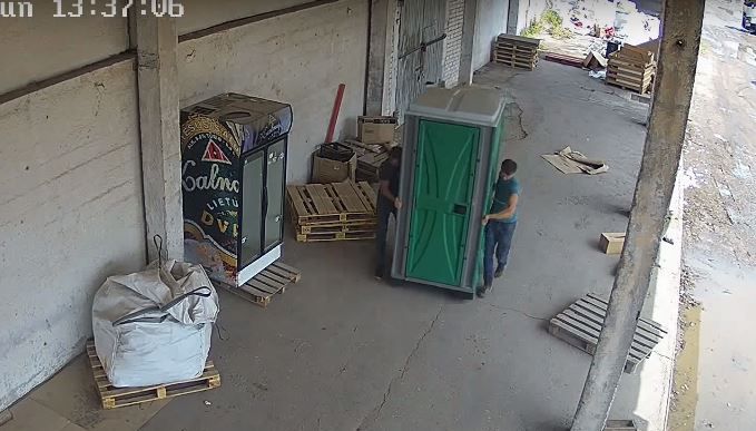 Kas pavogė tualetą? (video)