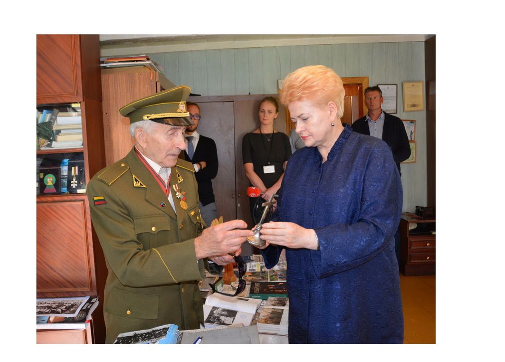 Prezidentė Dalia Grybauskaitė pagerbė Kasčiūnų kaime gyvenantį partizaną Juozą Jakavonį–Tigrą