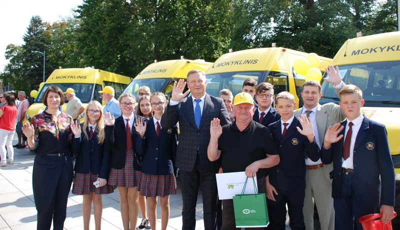 Naujuoju geltonuoju autobusu važiuos Simno mokiniai
