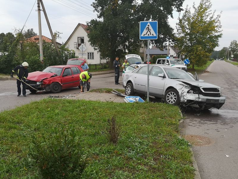 Alytaus Varėnos ir Gamyklos gatvių sankryžoje susidūrė “Volkswagen Golf” ir Audi A6″ automobiliai (foto)