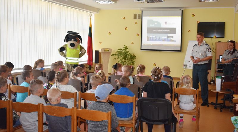 Butrimonių gimnazijoje saugaus eismo pamoką vedė Amsis